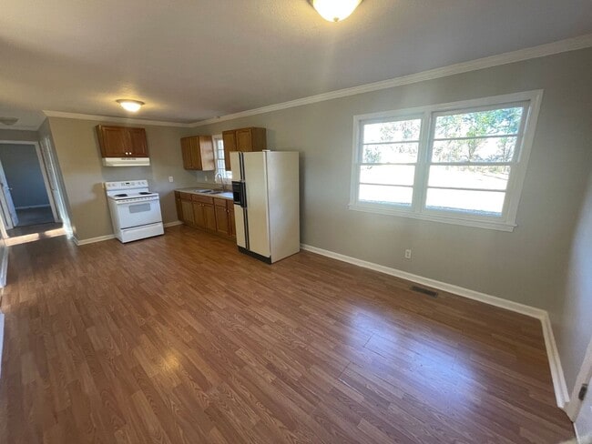 Foto del edificio - 3 bedroom 1 bath brick ranch home-Pet Friendly!  Large lawn! Freshly Painted!