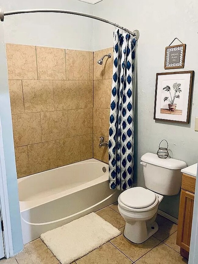 Building Photo - 4 bed 2 bath house for rent!