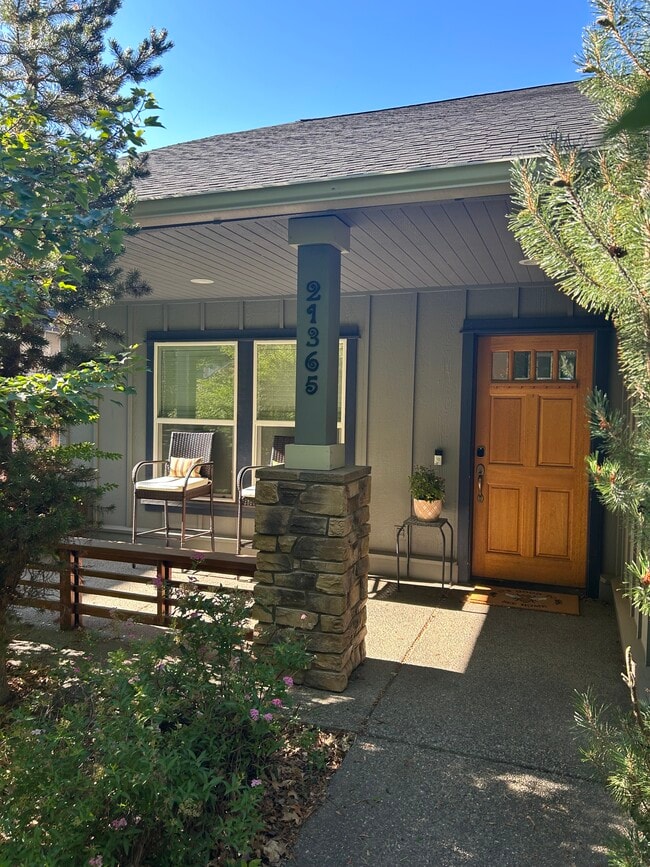 Building Photo - 21365 Oakview Dr