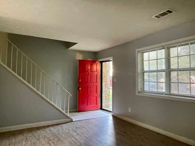 Building Photo - 2 bedroom townhouse