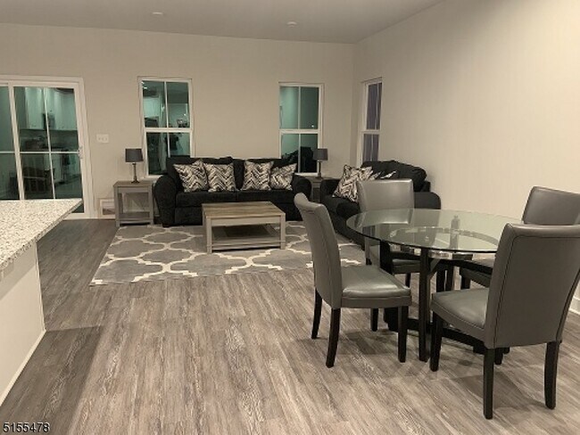 Foto del edificio - 25 Cypress Ln