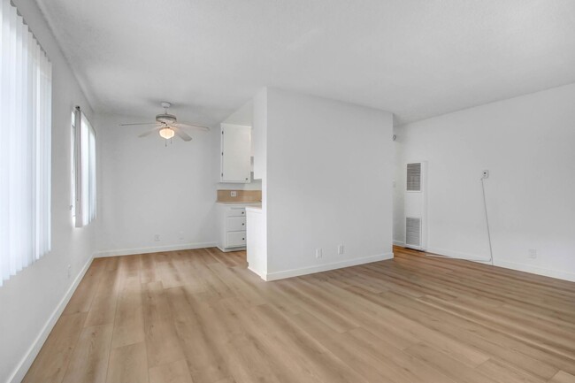 Foto del interior - 1437 Brockton Ave, Prime West LA, north of...