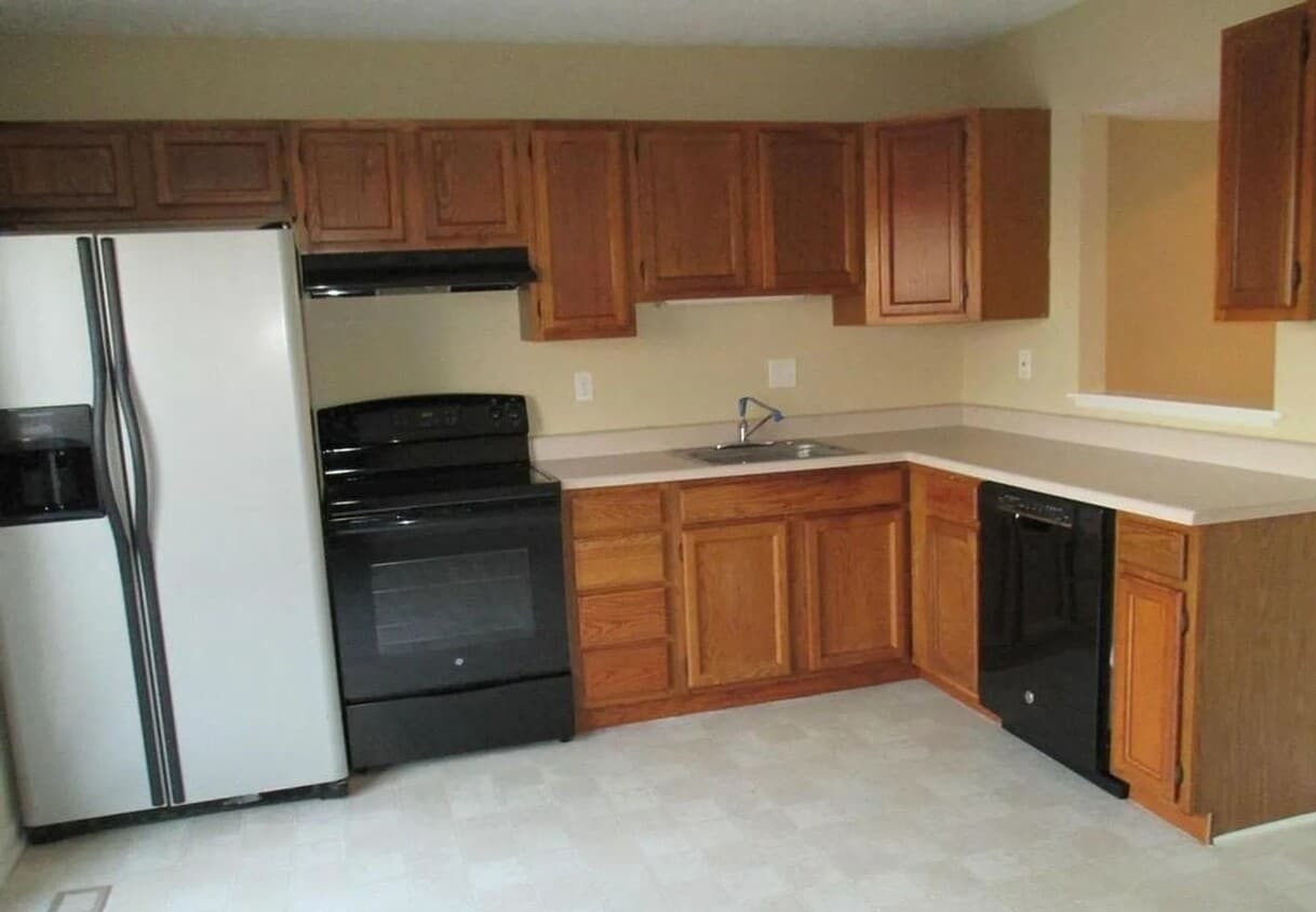 Building Photo - Coming Soon – Spacious End-Unit Townhome w...