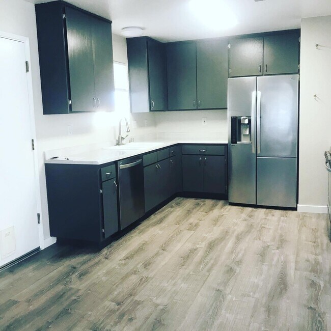 Foto del edificio - 1720 Kemper Ave
