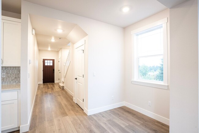 Building Photo - Stunning new construction!