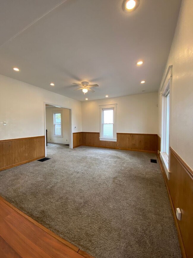 Building Photo - $500 OFF First Month Rent - Warm and welco...