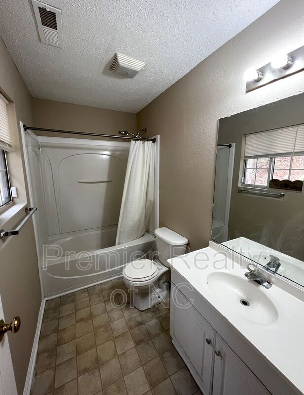 Foto del edificio - 2561 Stratford Lake Rd