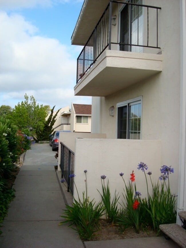 Building Photo - Large Upstairs One Bedroom with Small Office