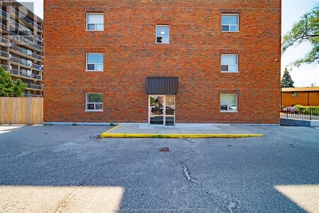 Building Photo - 3900 Wyandotte St E