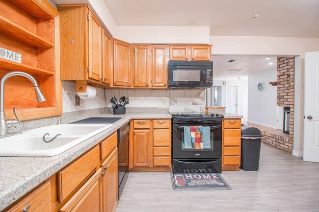 Building Photo - 4500 Elaine Pl