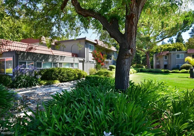 Foto del edificio - 1 br, 1 bath Apartment - 2451 Santa Rita Rd