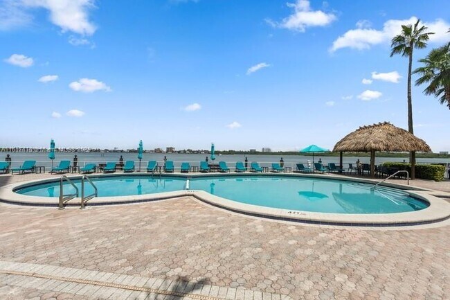 Foto del edificio - 10350 W Bay Harbor Dr