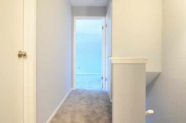Building Photo - Lovely end unit at Newport Townhome move i...