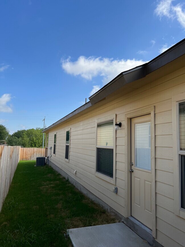 Building Photo - 9931 Westover Bluff