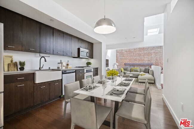 Building Photo - 940 E 2nd St