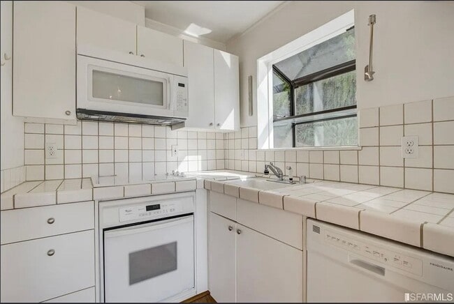 Building Photo - 1 Bed/1 Bath In Pacific Heights with Parking and Roof Deck