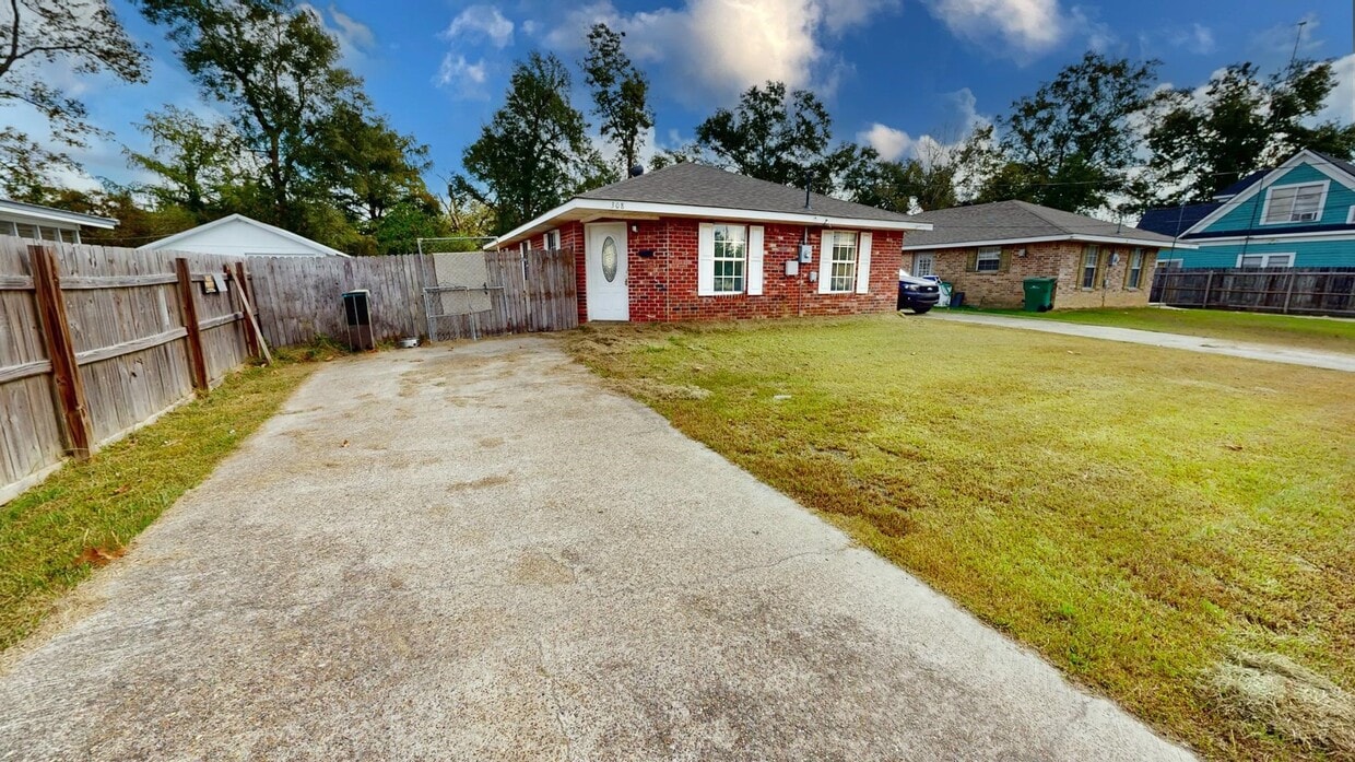 Primary Photo - 308 Coffee St