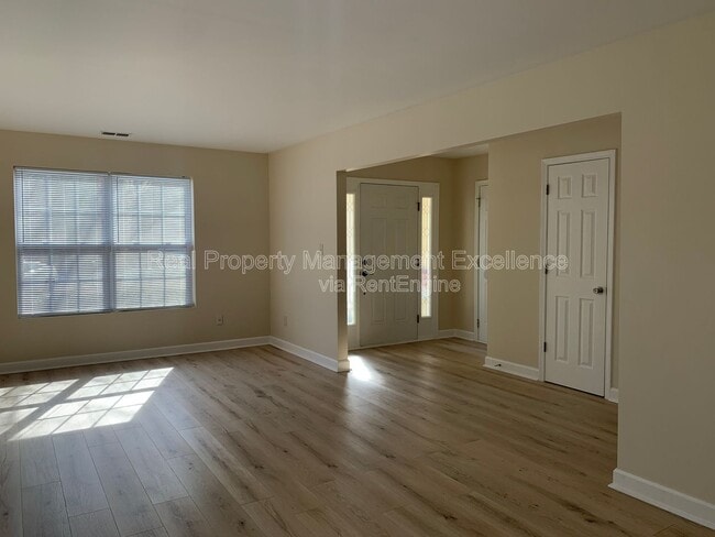 Foto del edificio - 5611 Sojourn Dr