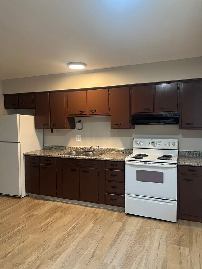 Building Photo - 6111 Laurel Hall Dr