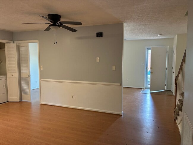 Photo - 3 Bed 1.5 Bath Townhouse Near Peaks View Park