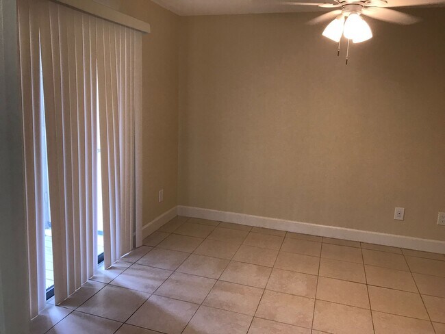 Foto del edificio - 4049 Crockers Lake Blvd