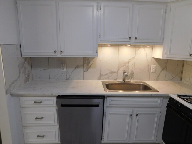 Foto del edificio - 490 N Fox Hills Dr