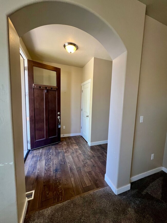 Building Photo - Large 3-Bedroom Riverton House for Rent in...