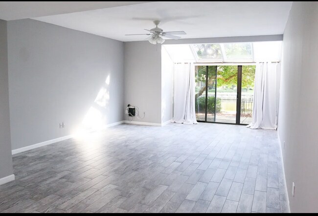 Foto del edificio - 5105 Beachwalk Pl