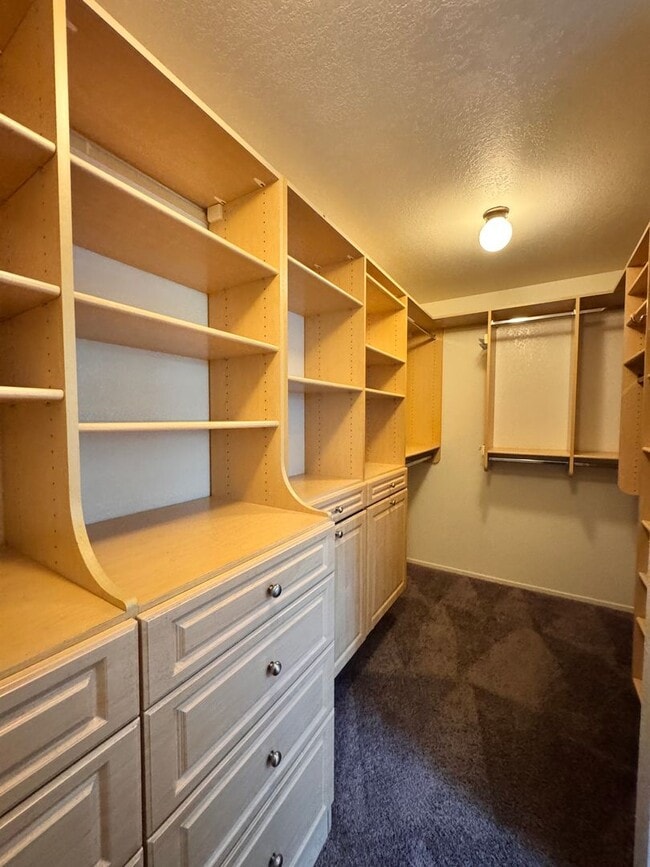 Building Photo - $2,600 - 4 Bed 2 Bath home Laurelglen Area...