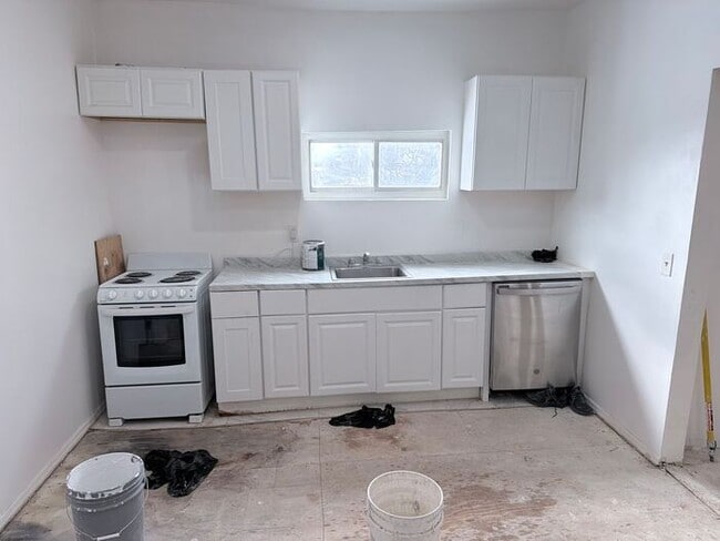 Foto del edificio - Police and first responders >> Three Beds , and One Bath