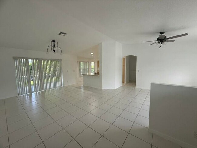 Foto del edificio - 100 Cocoplum Cir