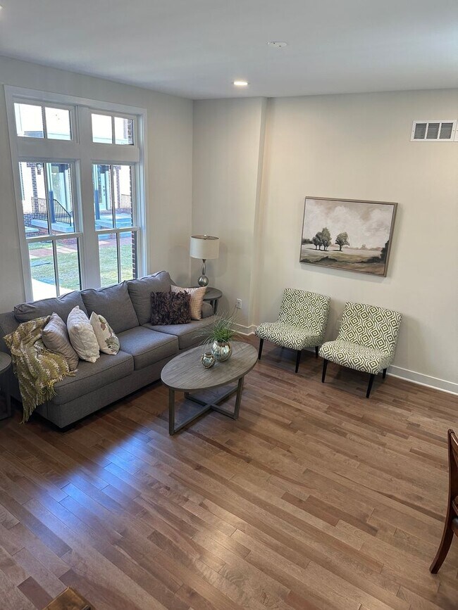 Foto del edificio - 111-117 Thornton Ln