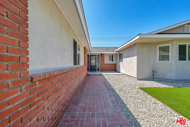 Foto del edificio - 24114 Gilmore St
