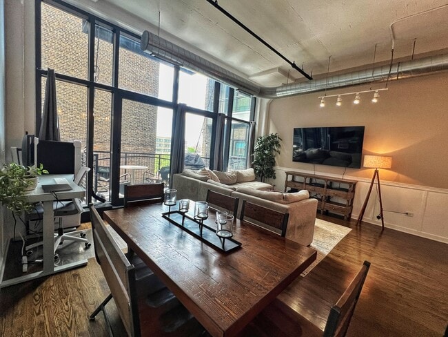 Foto del edificio - 1224 W Van Buren St