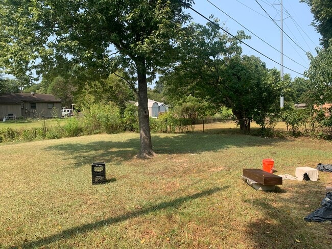Building Photo - 205 Meadow Park Dr