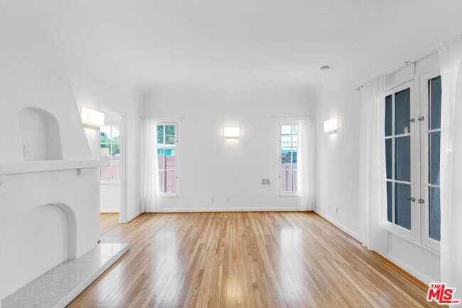 Foto del edificio - 1557 S Genesee Ave