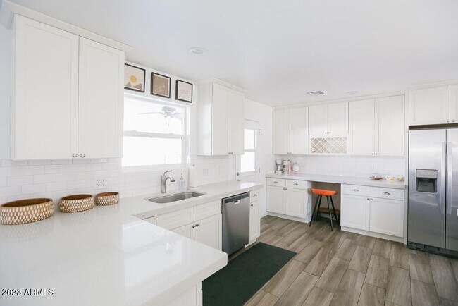 Foto del edificio - 3326 N 82nd Pl