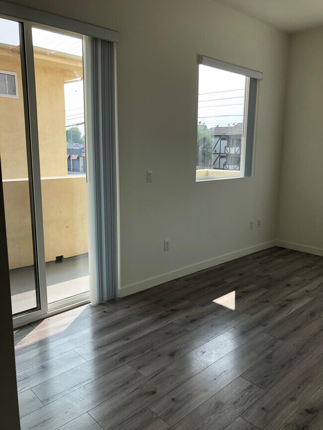 Foto del edificio - 6844 Woodman Ave