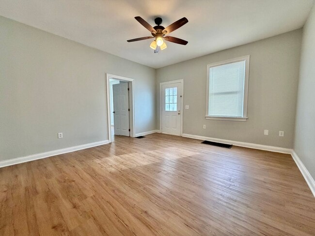 Photo - SUPER CLEAN!  2 bed in Madisonville! House