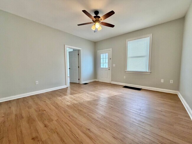 Building Photo - SUPER CLEAN!  2 bed in Madisonville!