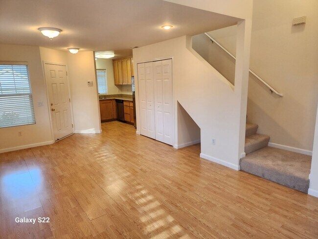 Foto del edificio - Immaculate Two story,  1 Bedroom, 1 Bathroom, Condo, lots of light,  Close to everything!