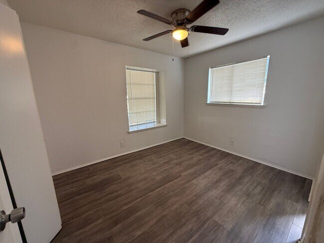 Building Photo - Updated 4-Bedroom Home with Hardwood Floors & Private Backyard in San Antonio