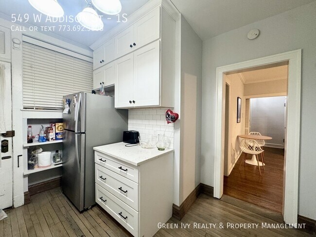 Foto del edificio - 549 W Addison St