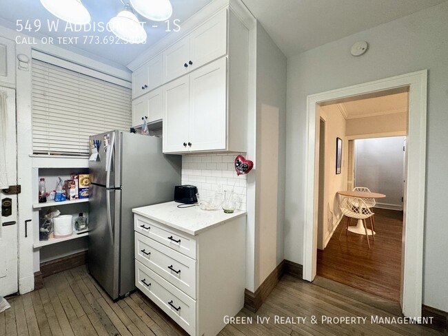 Building Photo - 549 W Addison St