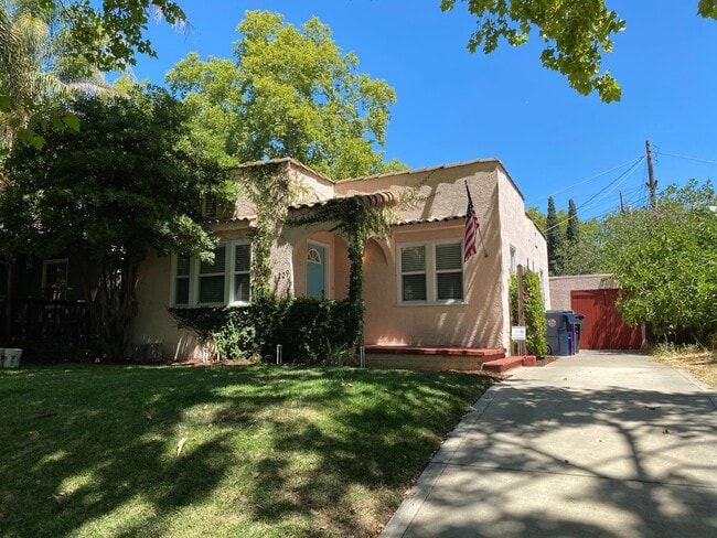 Building Photo - Charming 2 bed/1 bath cottage only 2 blocks from McKinley Park -Available in the beginning of July!