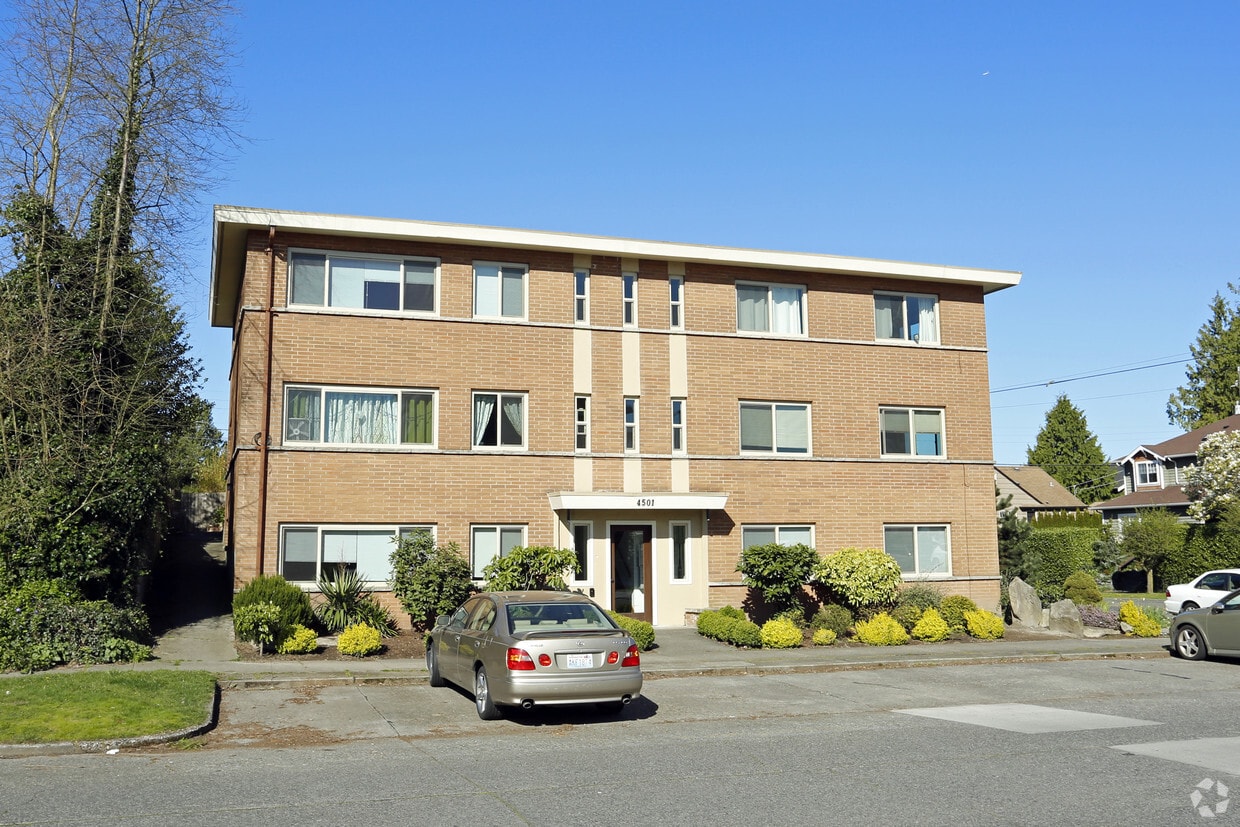 Building Photo - 4501 SW Admiral Way