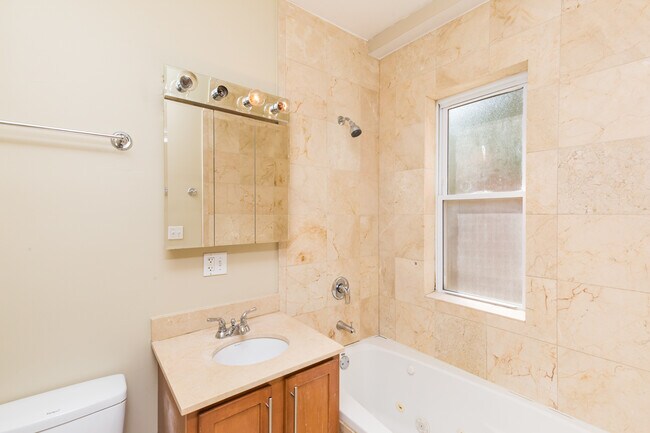 Foto del edificio - 1642 1/2 W Greenleaf Ave