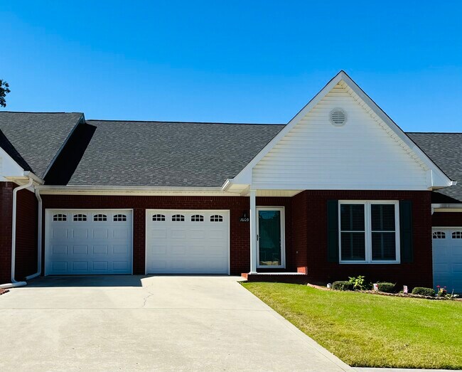 Condo with 2 car garage - 1005 Brookridge Ln SE