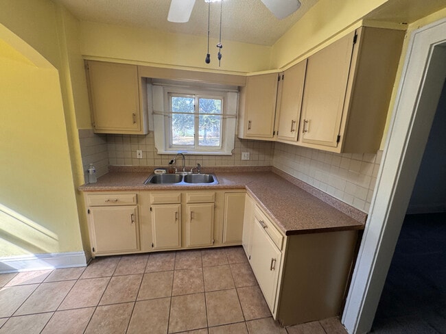 Building Photo - 576 Noah Ave