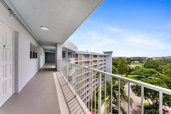 Foto del edificio - 3051 N Course Dr